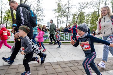 Minsk, Beyaz Rusya - 1 Juny, 2019: çocuklar bir maraton koşmak