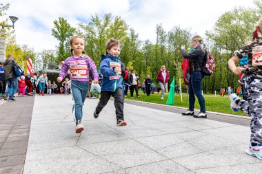Minsk, Beyaz Rusya - 1 Juny, 2019: çocuklar bir maraton koşmak
