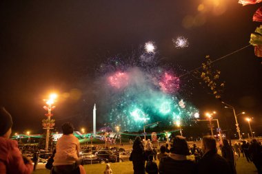 Minsk, Beyaz Rusya - 1 Juny, 2019: şehir merkezinde havai fişek