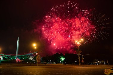 Minsk, Beyaz Rusya - 1 Juny, 2019: şehir merkezinde havai fişek