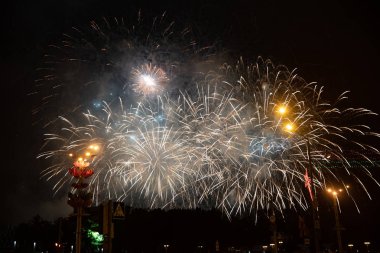 Minsk, Beyaz Rusya - 1 Juny, 2019: şehir merkezinde havai fişek