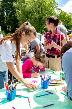Minsk, Beyaz Rusya - 1 Juny, 2019: parkta oynayan mutlu çocuk w