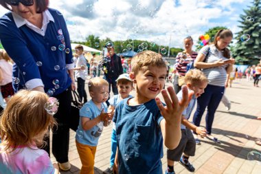 Minsk, Beyaz Rusya - 1 Juny, 2019: parkta oynayan mutlu çocuk w