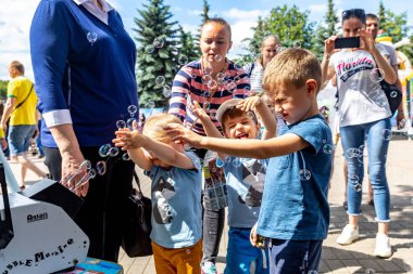 Minsk, Beyaz Rusya - 1 Juny, 2019: parkta oynayan mutlu çocuk w