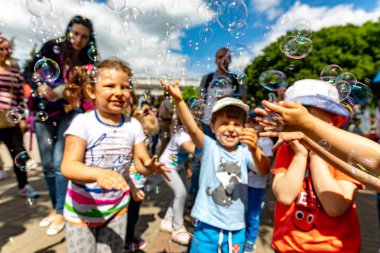 Minsk, Beyaz Rusya - 1 Juny, 2019: parkta oynayan mutlu çocuk w
