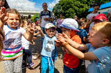 Minsk, Beyaz Rusya - 1 Juny, 2019: parkta oynayan mutlu çocuk w