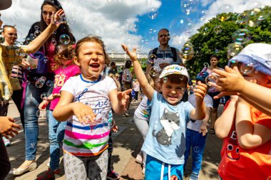 Minsk, Beyaz Rusya - 1 Juny, 2019: parkta oynayan mutlu çocuk w
