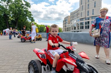 Minsk, Beyaz Rusya - 1 Juny, 2019: parkta oynayan mutlu çocuk w