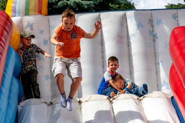 Minsk, Beyaz Rusya - 1 Juny, 2019: parkta oynayan mutlu çocuk w