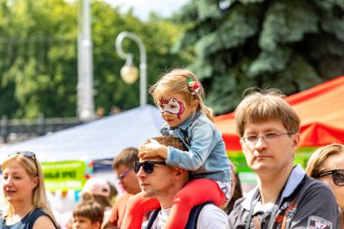 Minsk, Beyaz Rusya - 1 Juny, 2019: parkta oynayan mutlu çocuk w