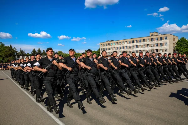 Мінськ, Білорусь-1 Juny, 2019: солдати білоруської армії м — стокове фото