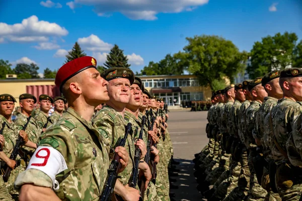 Minsk, Wit-Rusland-1 Juny, 2019: soldaten van het Wit-Russische leger m — Stockfoto