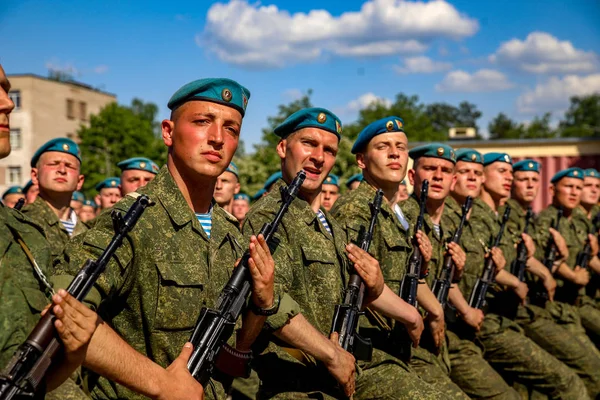 MINSK, BELARUS - 1 DE JUNIO DE 2019: soldados del ejército bielorruso — Foto de Stock