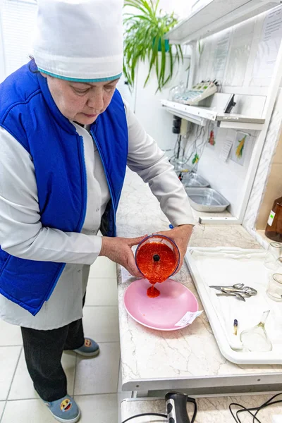 Minsk, Weißrussland - 1. Juni 2019: Erdbeeren auf Radionu prüfen — Stockfoto