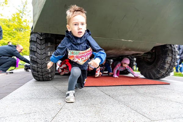 БЕЛАРУС - 1 ИЮНЯ 2019 года: дети бегут марафон через — стоковое фото