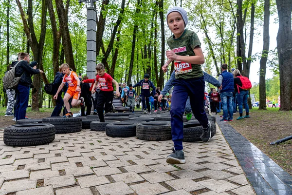 MINSK, BELARUS - 1 GIUGNO 2019: i bambini corrono una maratona attraverso una — Foto Stock