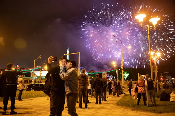 Minsk, Weißrussland - 1. Juni 2019: Feuerwerk in der Innenstadt in h — Stockfoto