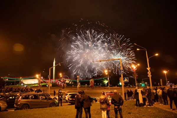 Minsk, Weißrussland - 1. Juni 2019: Feuerwerk in der Innenstadt in h — Stockfoto