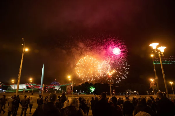 MINSK, BELARUS - 1 JUNIO, 2019: fuegos artificiales en el centro de la ciudad en h — Foto de Stock