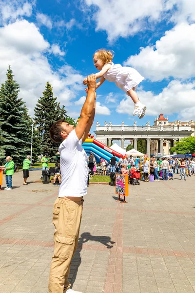 Минск, Белоруссия - 1 июня 2019 года: счастливый ребенок играет в парке W — стоковое фото