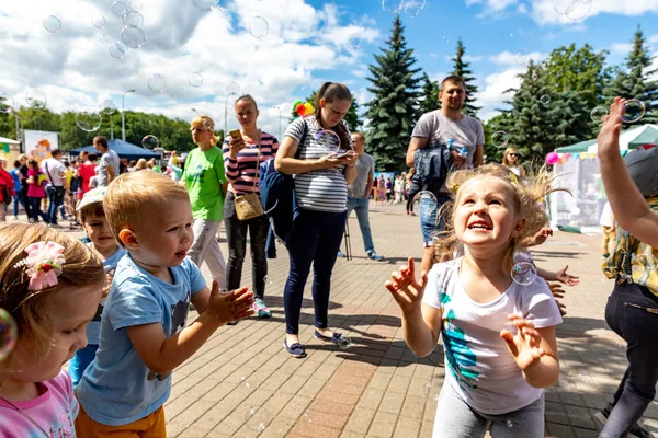 Минск, Белоруссия - 1 июня 2019 года: счастливый ребенок играет в парке W — стоковое фото