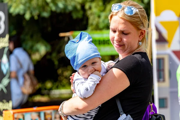 Minsk, Beyaz Rusya - 1 Juny, 2019: parkta oynayan mutlu çocuk w