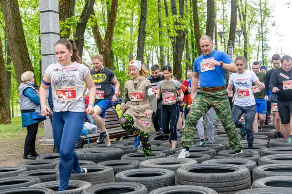 Minsk, Wit-Rusland-1 Juny, 2019: mannen en vrouwen lopen een marathon thro — Stockfoto