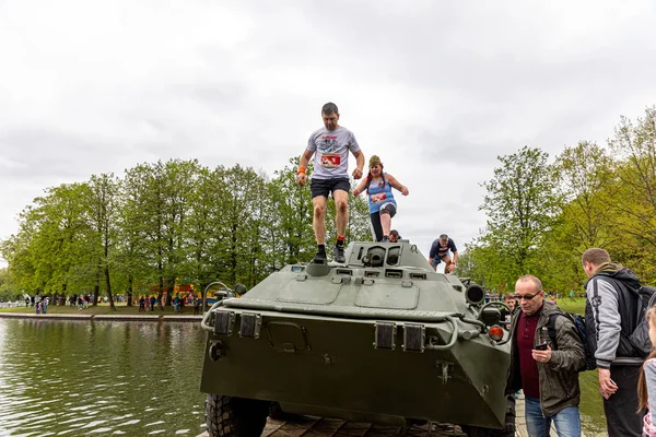 MINSK, BELARUS - 1 GIUGNO 2019: uomini e donne corrono una maratona — Foto Stock