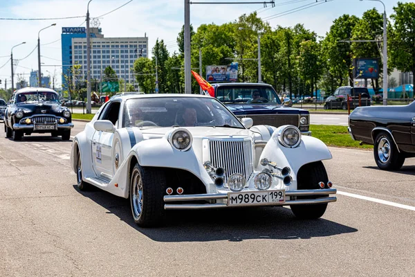 Minsk, Beyaz Rusya - 1 Juny, 2019: klasik araba geçit töreni — Stok fotoğraf