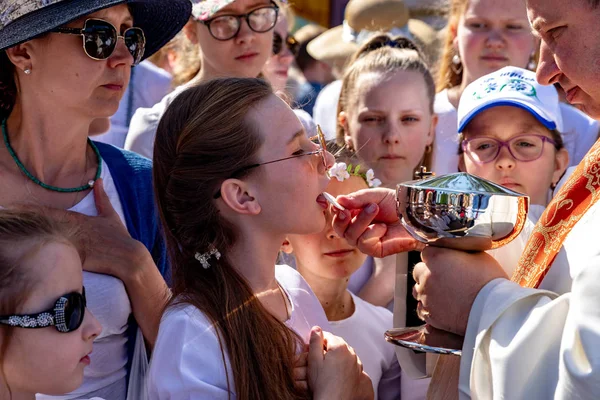 Minsk, Beyaz Rusya - 1 Juny, 2019: hacılar celebraing ve dua d