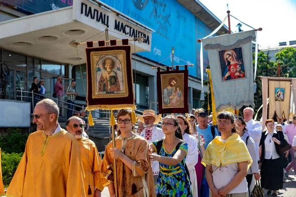 MINSK, BELARUS - 1 DE JUNIO DE 2019: peregrinos celebrando y orando d — Foto de Stock