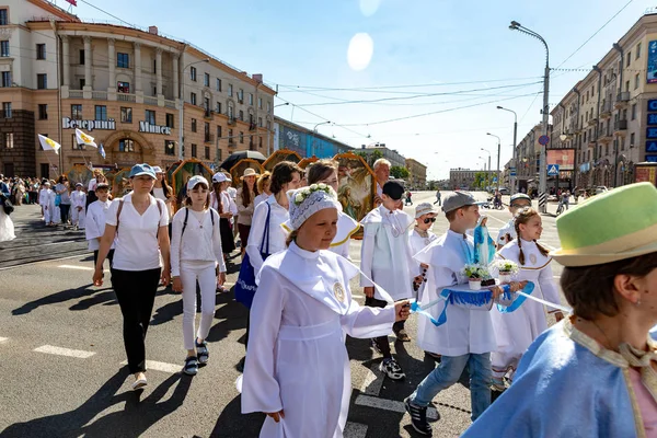 MINSK, BELARUS - 1 DE JUNIO DE 2019: peregrinos celebrando y orando d — Foto de Stock