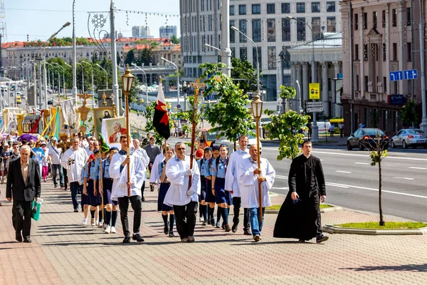 Minsk, Weißrussland - 1. Juni 2019: Pilger feiern und beten d — Stockfoto