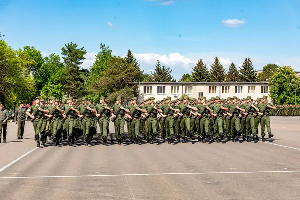 MINSK, BELARUS - 1 DE JUNIO DE 2019: soldados del ejército bielorruso — Foto de Stock