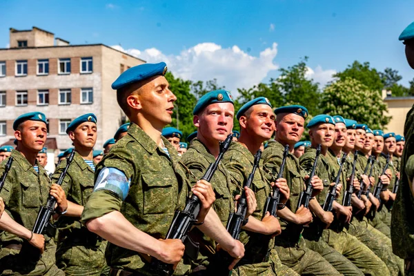 Minsk, Wit-Rusland-1 Juny, 2019: soldaten van het Wit-Russische leger m — Stockfoto