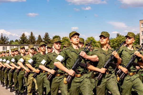 MINSK, BELARUS - 1 DE JUNIO DE 2019: soldados del ejército bielorruso — Foto de Stock