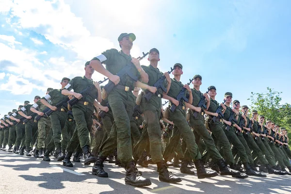 Minsk, Beyaz Rusya - 1 Juny, 2019: Belarus ordusunun askerleri m