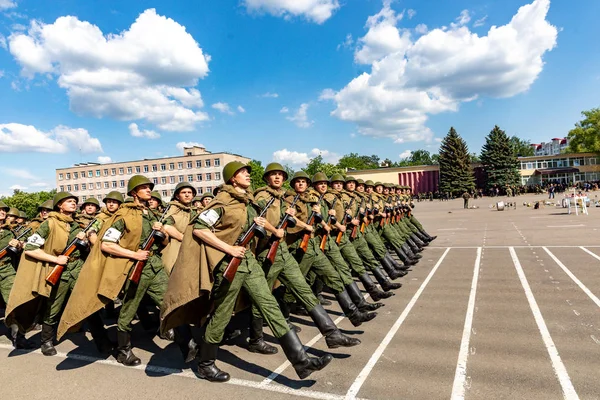 MINSK, BELARUS - 1 DE JUNIO DE 2019: soldados del ejército bielorruso — Foto de Stock