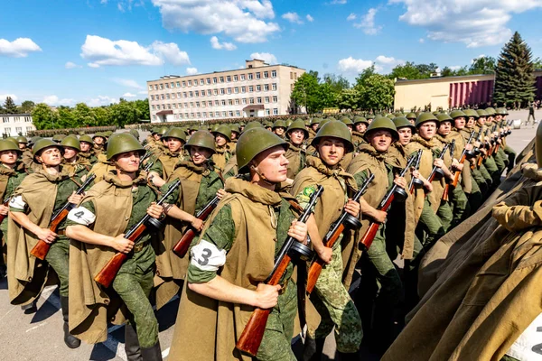 Minsk, Wit-Rusland-1 Juny, 2019: soldaten van het Wit-Russische leger m — Stockfoto