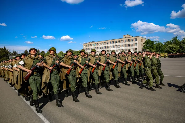 MINSK, BELARUS - 1 DE JUNIO DE 2019: soldados del ejército bielorruso — Foto de Stock