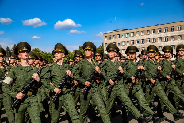 Minsk, Wit-Rusland-1 Juny, 2019: soldaten van het Wit-Russische leger m — Stockfoto