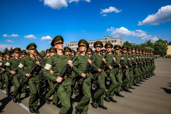 MINSK, BELARUS - 1 DE JUNIO DE 2019: soldados del ejército bielorruso — Foto de Stock