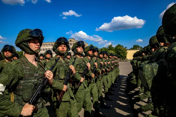 MINSK, BELARUS - 1 DE JUNIO DE 2019: soldados del ejército bielorruso — Foto de Stock