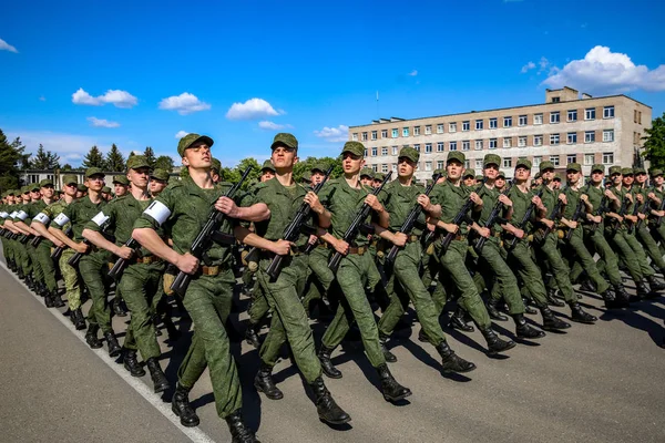 Minsk, Wit-Rusland-1 Juny, 2019: soldaten van het Wit-Russische leger m — Stockfoto