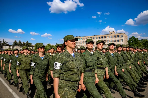 Minsk, Wit-Rusland-1 Juny, 2019: soldaten van het Wit-Russische leger m — Stockfoto