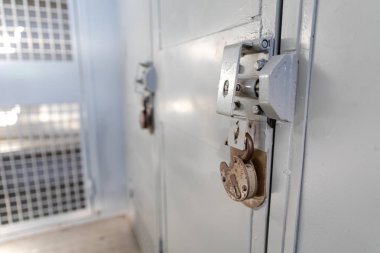 Polisler tarafından kullanılan büyük bir otobüsün içinde mahkumlar için taşıma 