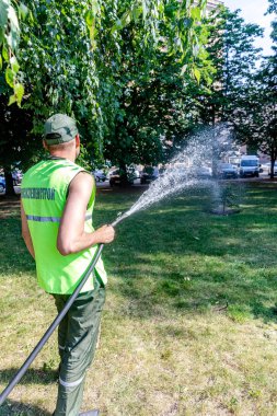 Minsk, Belarus-1 Haziran, 2019: belediyeye yardımcı işçi bahçıvan