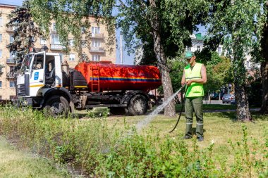 Minsk, Belarus-1 Haziran, 2019: belediyeye yardımcı işçi bahçıvan