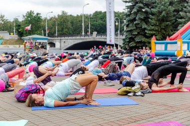 Minsk, Belarus-1 Haziran, 2019: birçok kişi parkta yoga yapmak