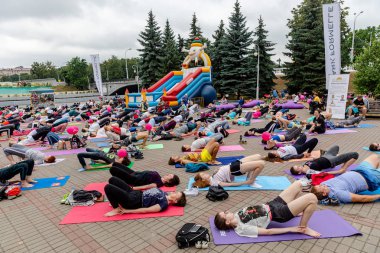 Minsk, Belarus-1 Haziran, 2019: birçok kişi parkta yoga yapmak